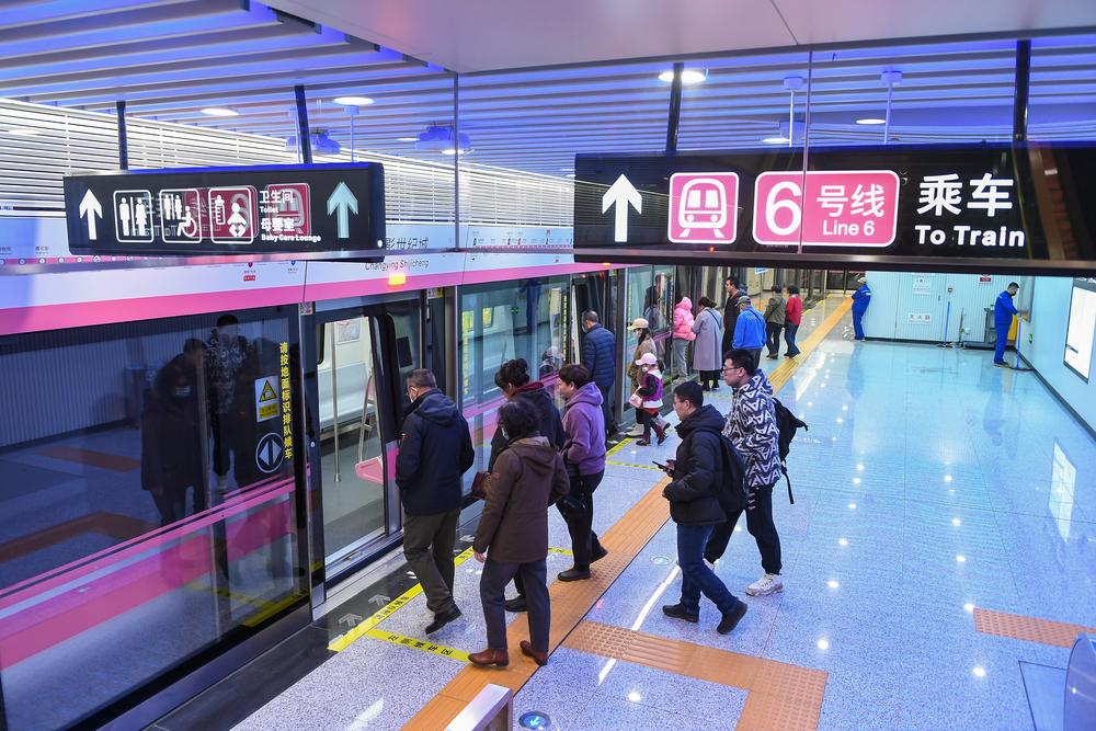 [사진] 새로 개통된 지하철 탑승하는 中 창춘 승객들