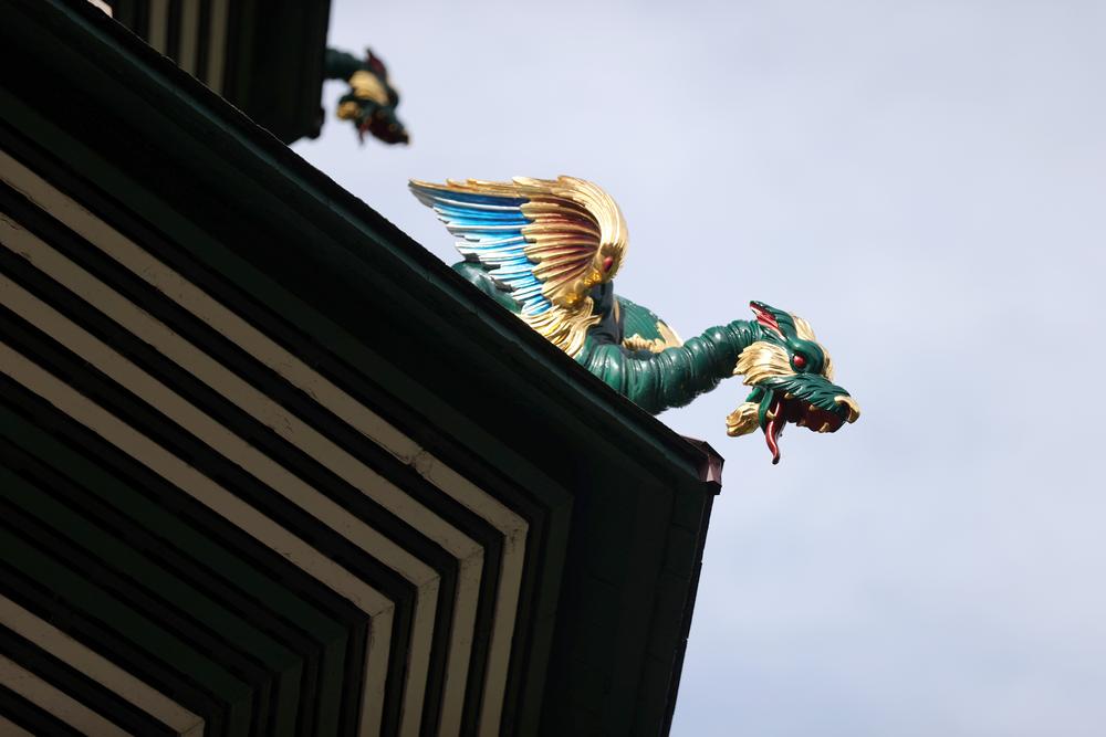 [사진] 英, 중국식 보탑 위에 세워진 화려한 용 조각상